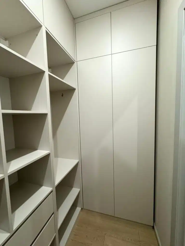 Гардеробные собери сам в Астане 7 ★ WoodDecor Открытая белая гардеробная со штангами собери сам, Астана