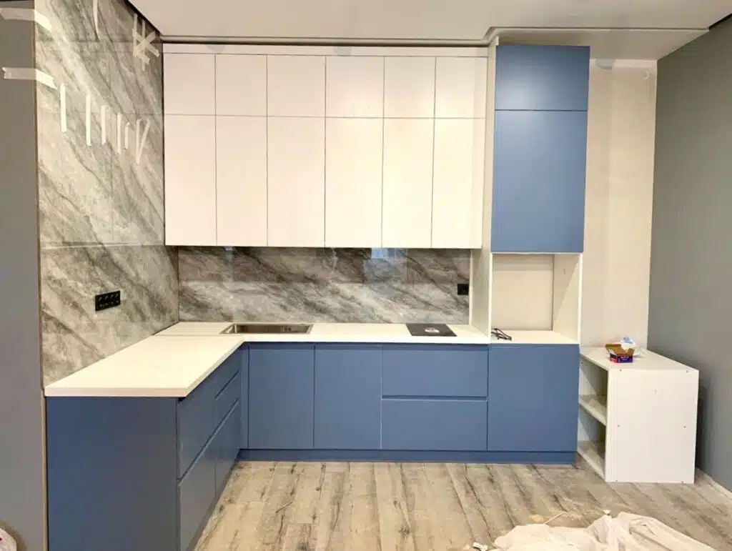 Кухни собери сам в Астане 4 ★ WoodDecor Синяя кухня с мраморным фартуком WoodDecor